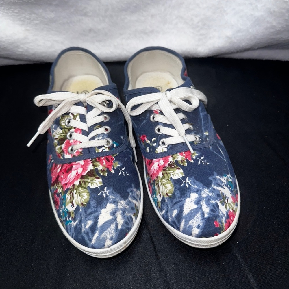 S1048 Easy USA: Floral Tennis Shoes S-9 Gently Used Great Condition